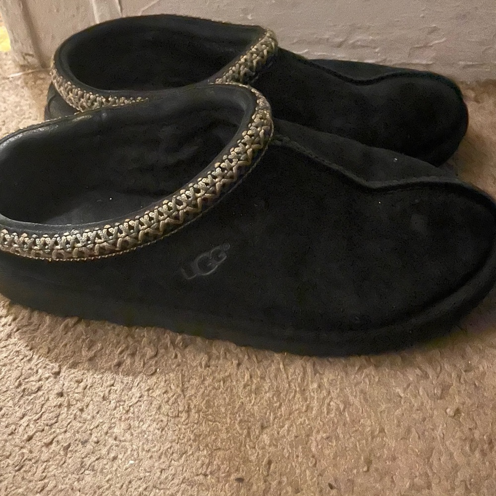 Black Uggs slippers size 5 worn